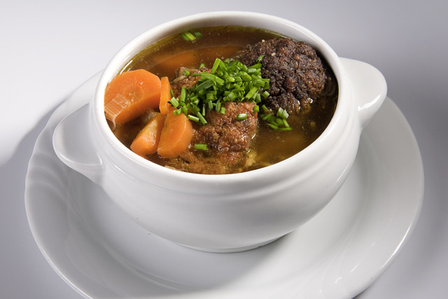 Echte Rindsuppe mit traditionellen Einlagen im Biergasthof Riedberg