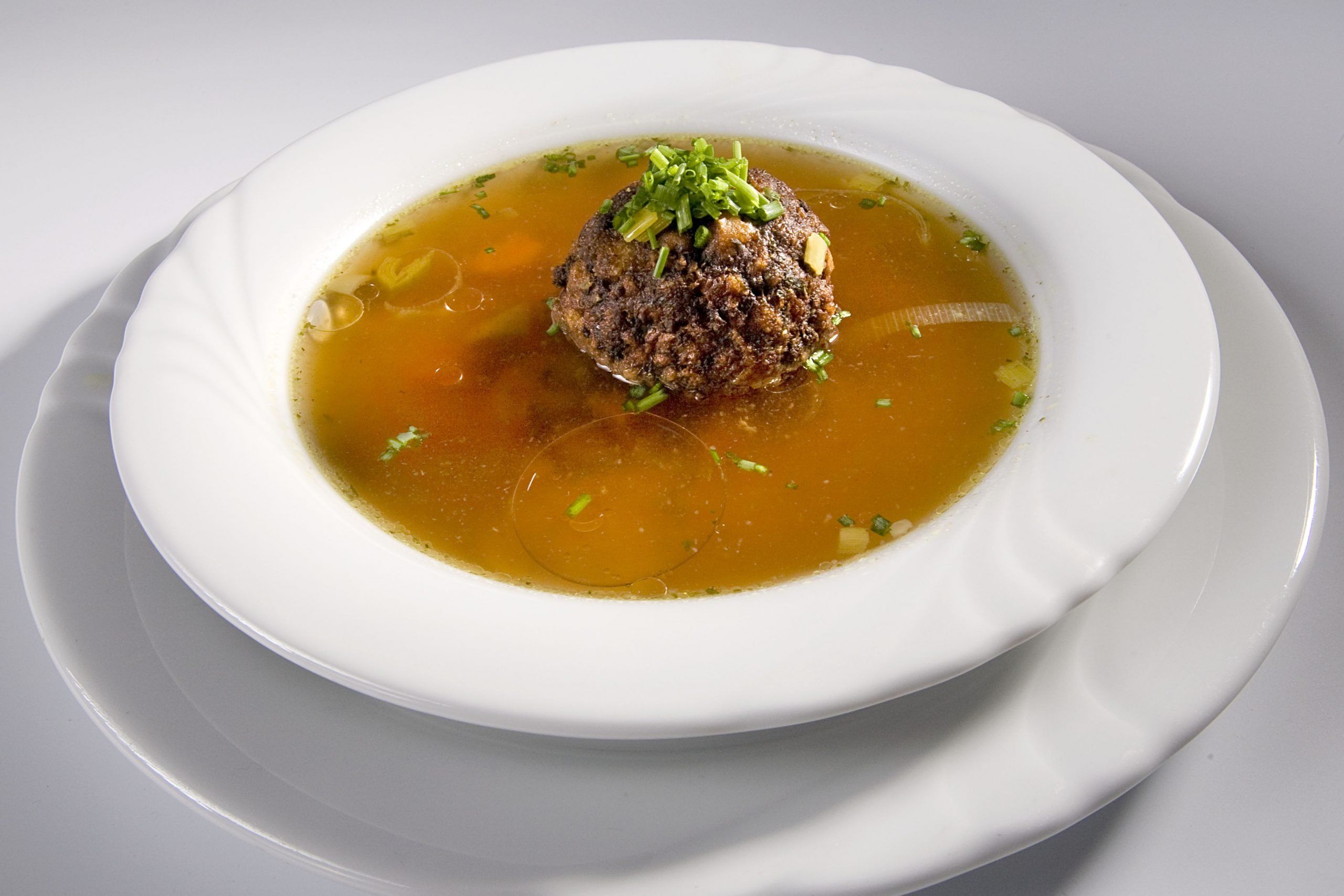 Echte Rindsuppe mit gebackenem Leberknödel im Biergasthof Riedberg