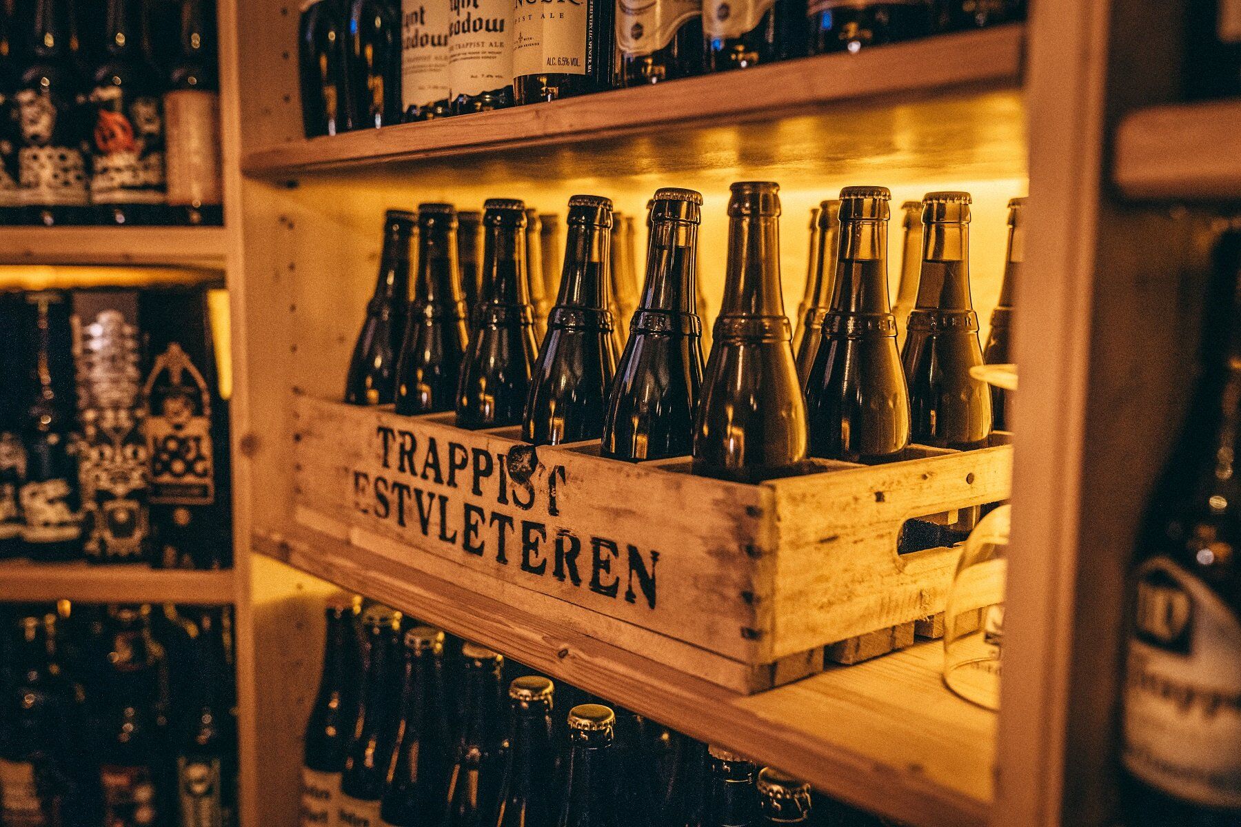 Bierkiste mit Trappistenbier Westvleteren in einem beleuchteten Regal