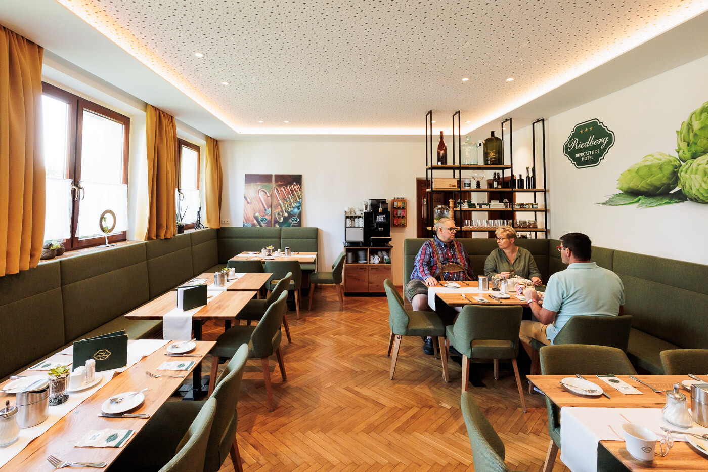 Konventstube im Biergasthof Riedberg mit Gästen; separater Raum für kleinere Weihnachtsfeiern und Gruppen in Ried im Innkreis