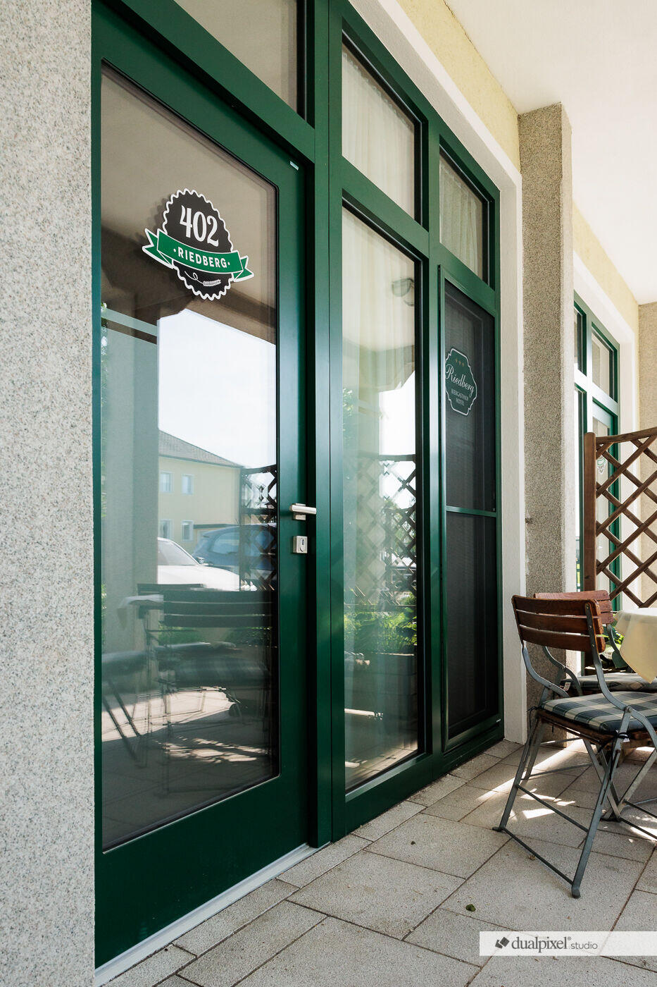 Eingang eines barrierefreien GENUSS Doppel-/Dreibettzimmers mit Terrasse im Hotel Riedberg