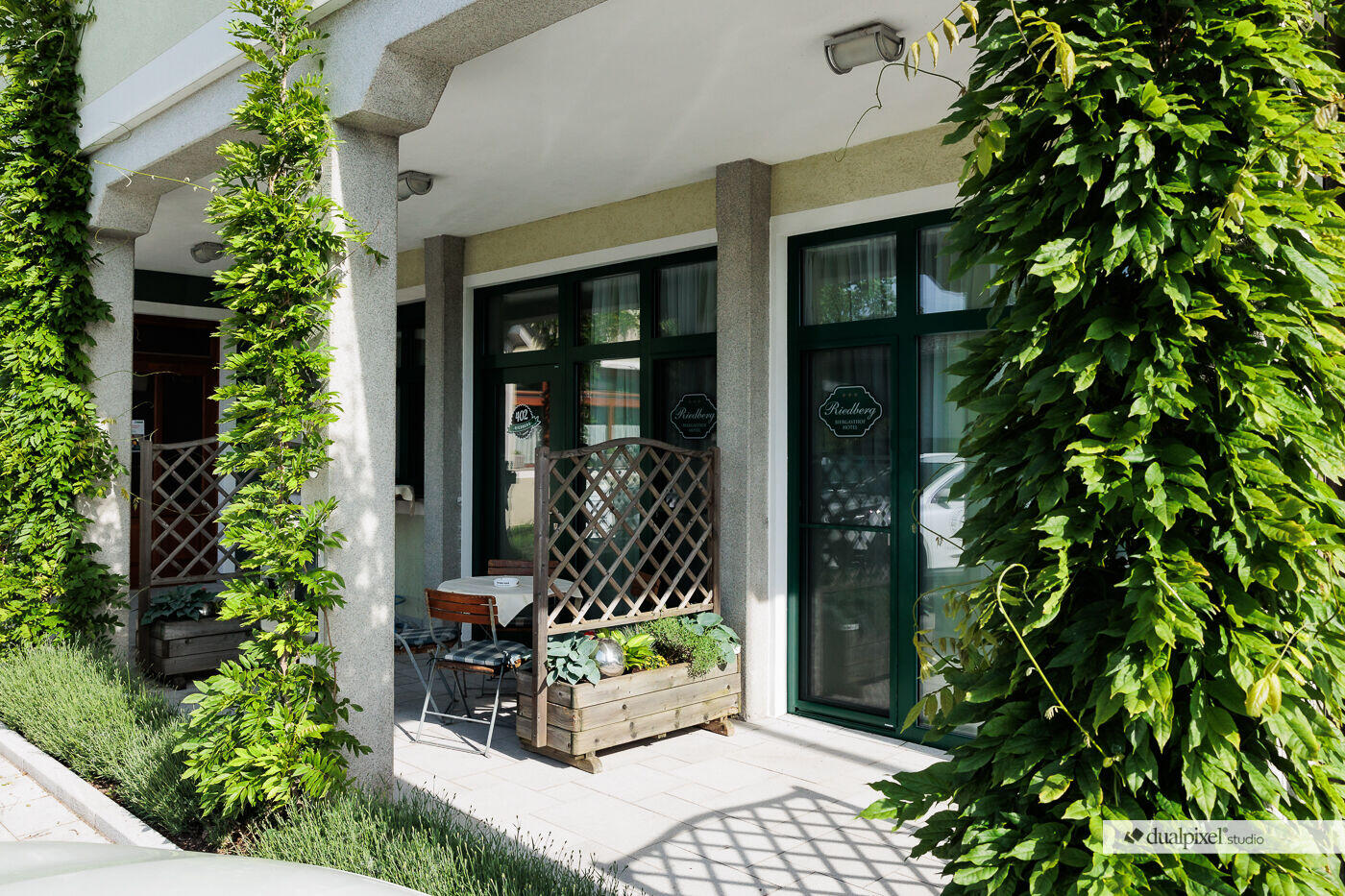 Ansicht eines barrierefreien GENUSS Doppel-/Dreibettzimmers mit Terrasse im Hotel Riedberg