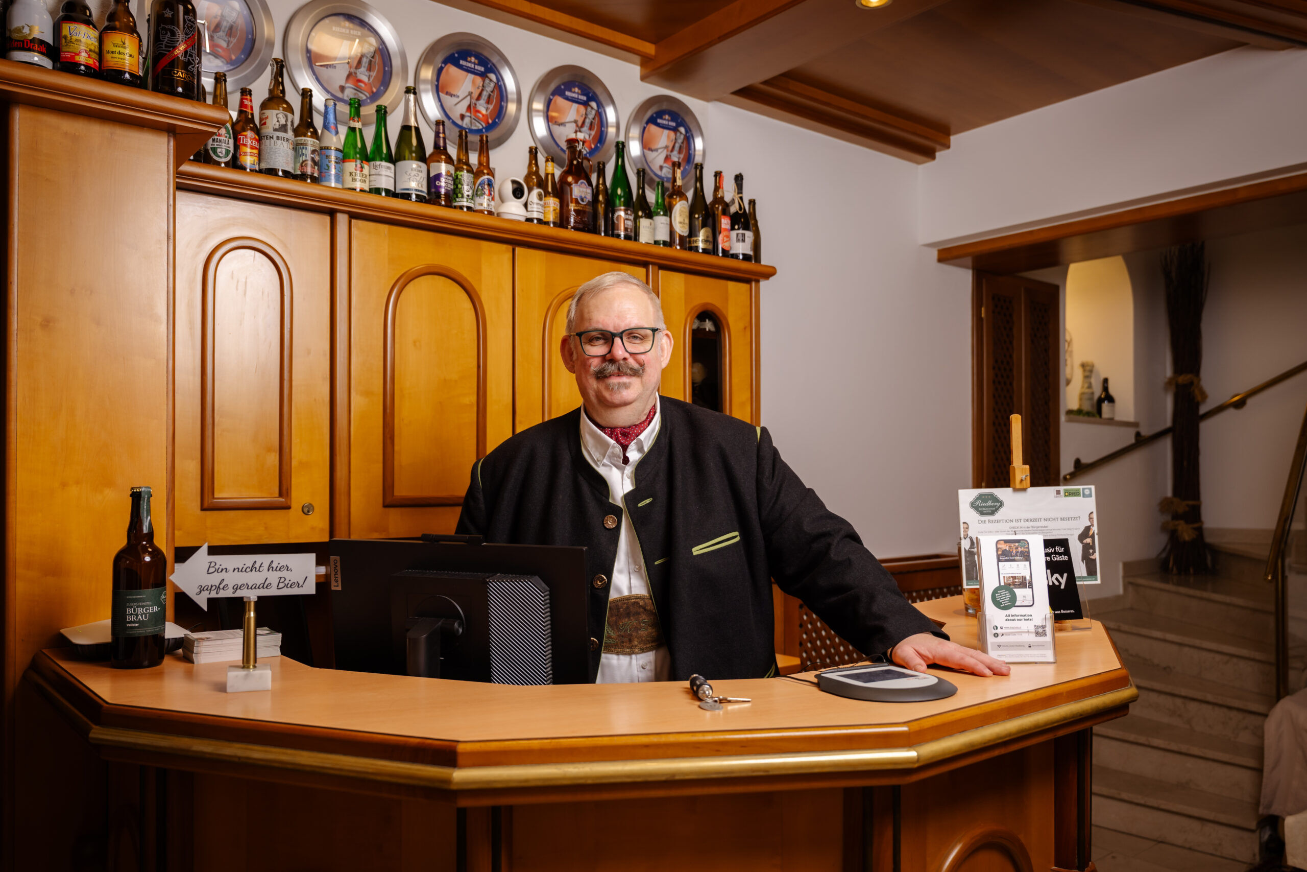 Karl Zuser jun. an der Rezeption des Biergasthof & Hotel Riedberg in Ried im Innkreis