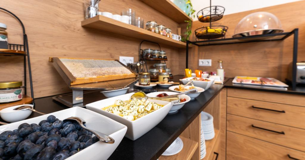 Regionales Frühstück im Biergasthof Riedberg in Ried im Innkreis mit frischem Gebäck und Eierspeisen