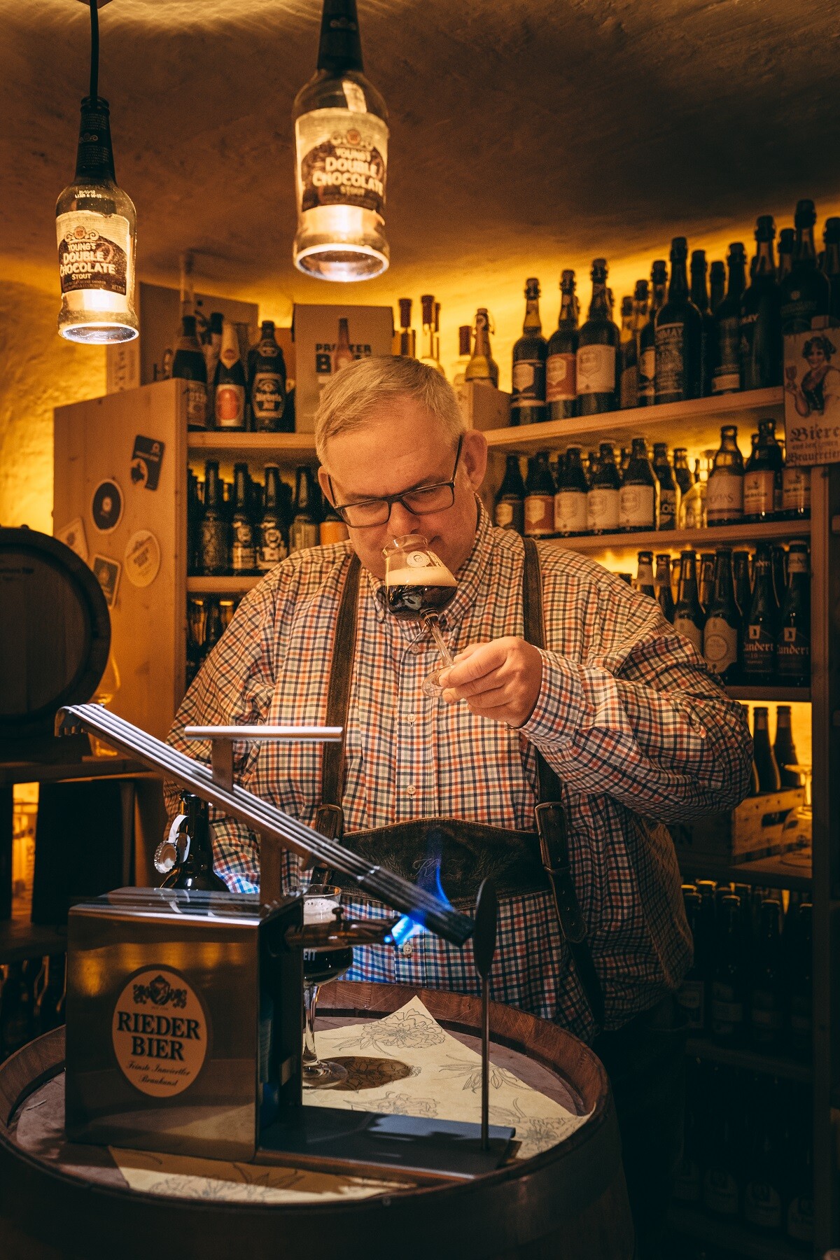 Karl Zuser jun. verkostet Bier im Bierkeller mit Verkostungsglas