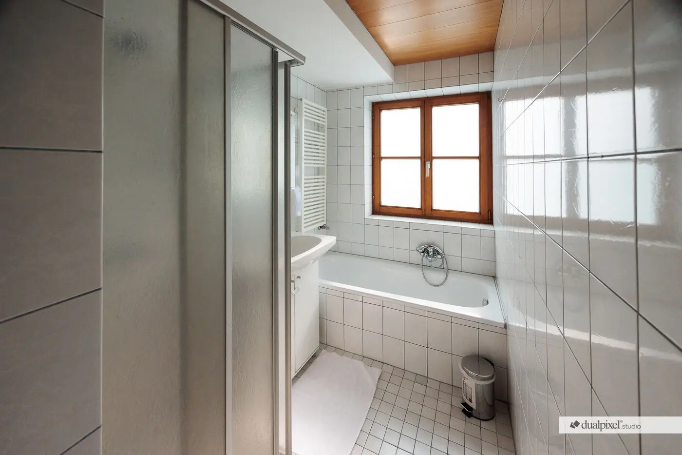 Badezimmer mit Badewanne und Dusche im Ferienhaus und Bungalow des Biergasthof Riedberg