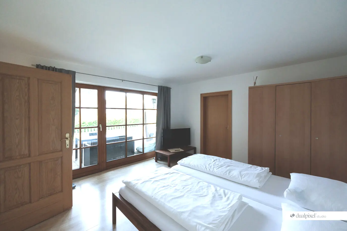 Schlafzimmer mit Doppelbett und Terrasse im Ferienhaus und Bungalow des Biergasthof Riedberg