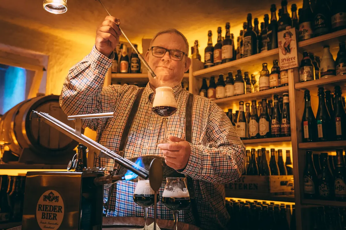 Biersommelier bei einer Bierverkostung im Innviertler Schaum.Karussell im Biergasthof Riedberg