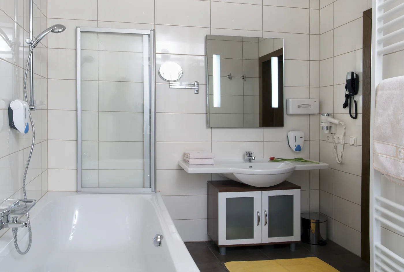 Badezimmer mit Badewanne und Dusche in der Suite und Bier-Suite des Biergasthof Riedberg