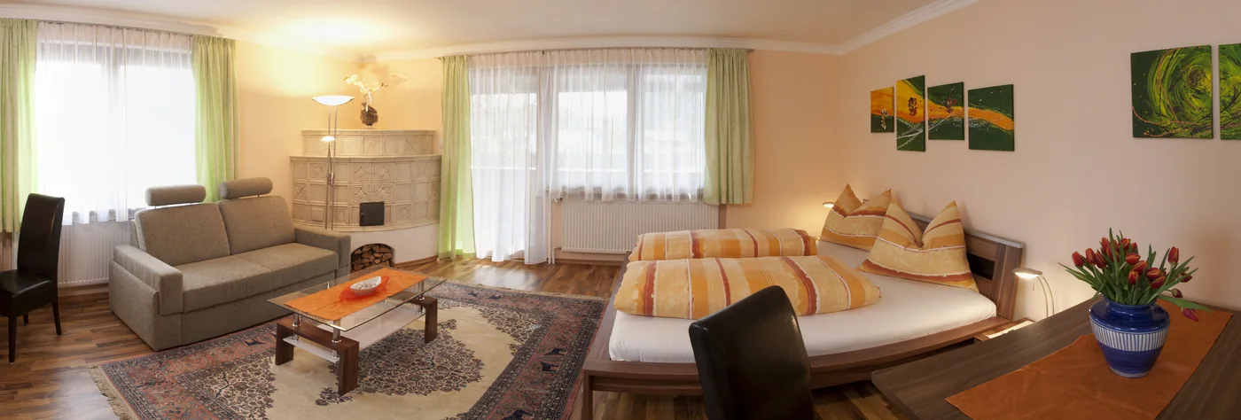 Panorama-Wohnzimmer mit Kachelofen in der Suite und Bier-Suite des Biergasthof Riedberg