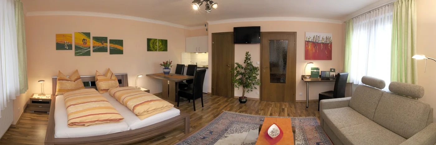 Panorama-Schlafzimmer mit Küchenbereich in der Suite und Bier-Suite des Biergasthof Riedberg