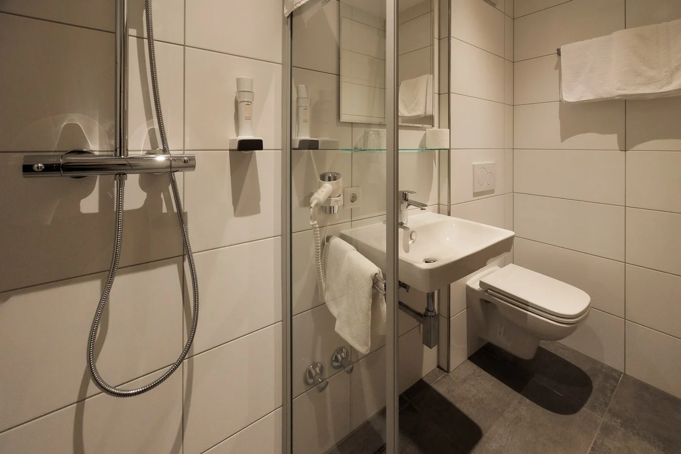 GENUSS (Premiumkomfort) Badezimmer mit Dusche, WC und Waschbecken im Hotel Riedberg in Ried im Innkreis
