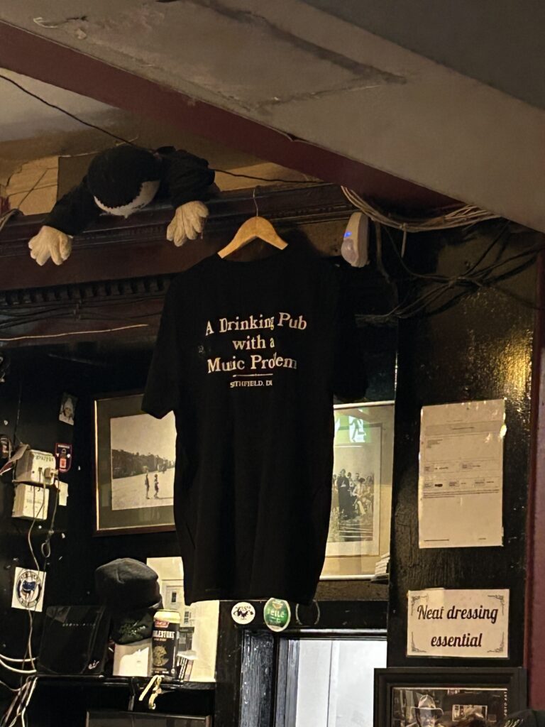 Entdeckt in einem Pub in Dublin während unserer Irland Bierkulturreise 2026. Die Aufschrift „A Drinking Pub with a Music Problem“ bringt die besondere Verbindung von Bierkultur und Livemusik in Irland humorvoll auf den Punkt. Besser kann man die irische Pubkultur wohl kaum beschreiben. Bier, Musik und Geselligkeit gehören hier so selbstverständlich zusammen, dass man manchmal nicht weiß, ob man in einem Musiklokal mit Bier oder in einem Pub mit Musik sitzt.