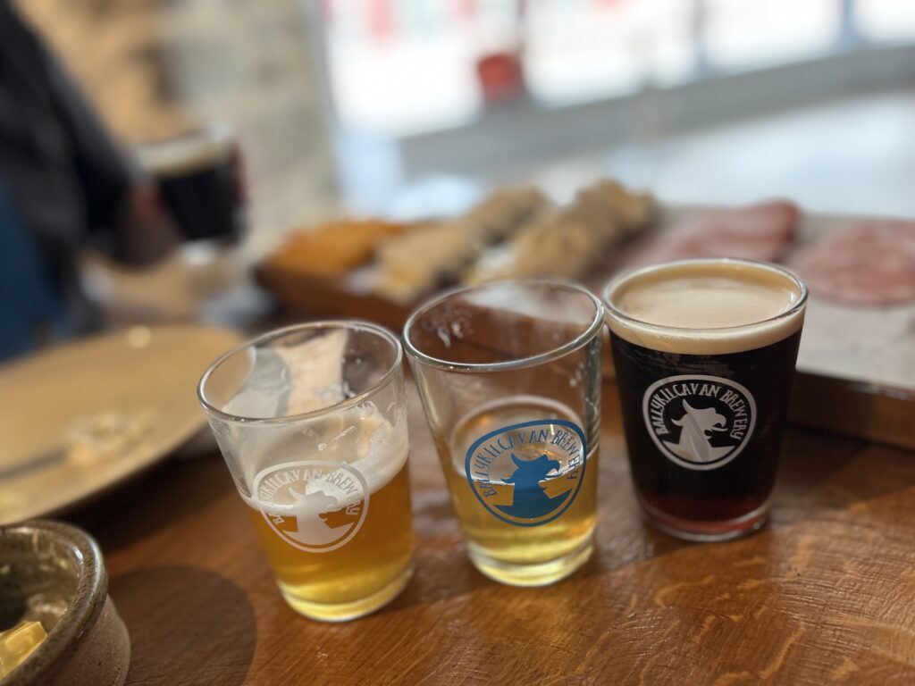 Zur Begrüßung wurden die wichtigsten Biere der Ballykilcavan Brewery verkostet. Neben einem klassischen Irish Red Ale und einem Stout sorgte vor allem das IPA für angeregte Diskussionen unter den mitgereisten Diplom-Biersommeliers. Verkostungsbrett mit verschiedenen Bieren der Ballykilcavan Brewery während unseres Besuchs der Farmbrauerei in Irland.