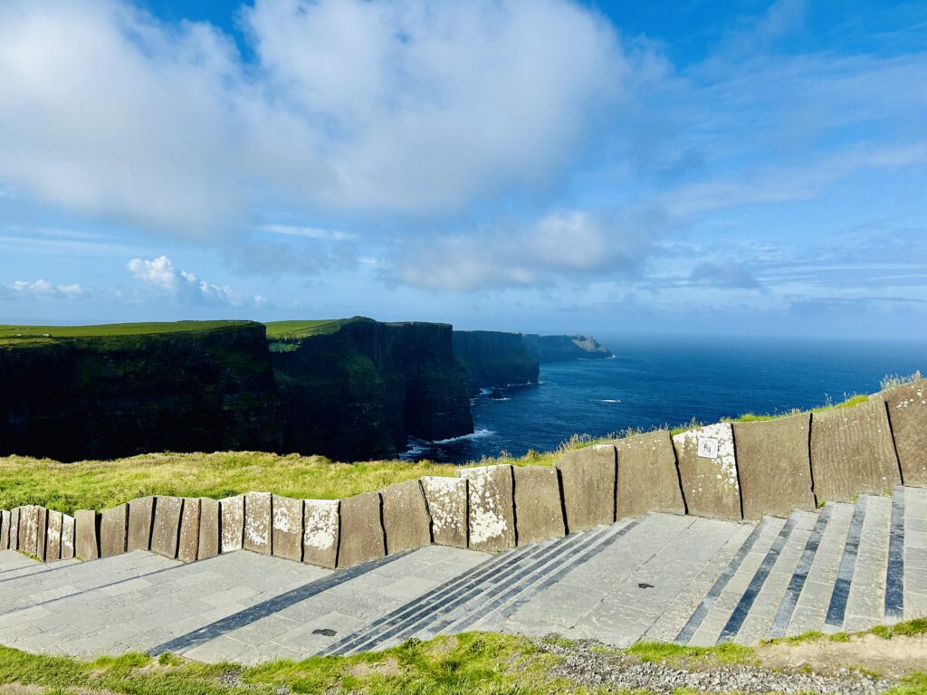 Die Cliffs of Moher an der irischen Atlantikküste bei außergewöhnlich klarem Wetter und freier Sicht auf die steilen Klippen.