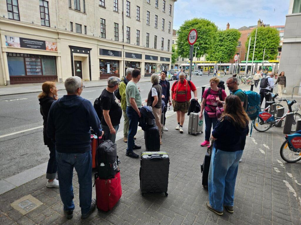 Noch schnell die letzten Informationen von Mia von Brewery Hops of Ireland, bevor es losgeht. Dank ihrer perfekten Organisation konnten wir uns die ganze Woche auf das Wesentliche konzentrieren: Bier, Brauereien, Kultur und irische Gastfreundschaft. Reiseleiterin Mia von Brewery Hops of Ireland mit der Reisegruppe vor der Abfahrt zum ersten Brauereibesuch der Irland Bierkulturreise 2026.