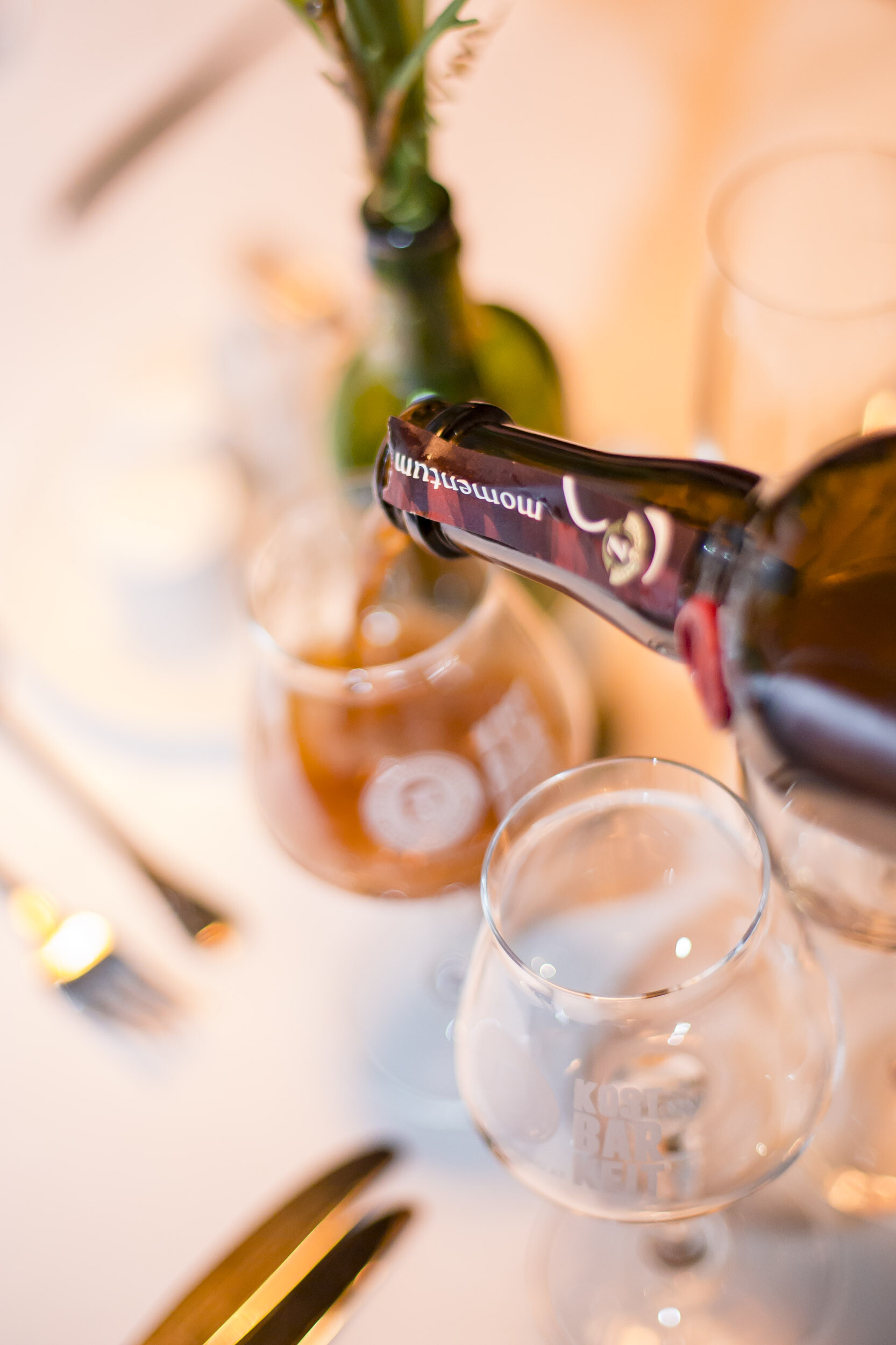 Bier wird an einem gedeckten Tisch bei einer Feier im Biergasthof Riedberg eingeschenkt; Bierbegleitung und gemeinsame Zeit in der Bierregion Innviertel