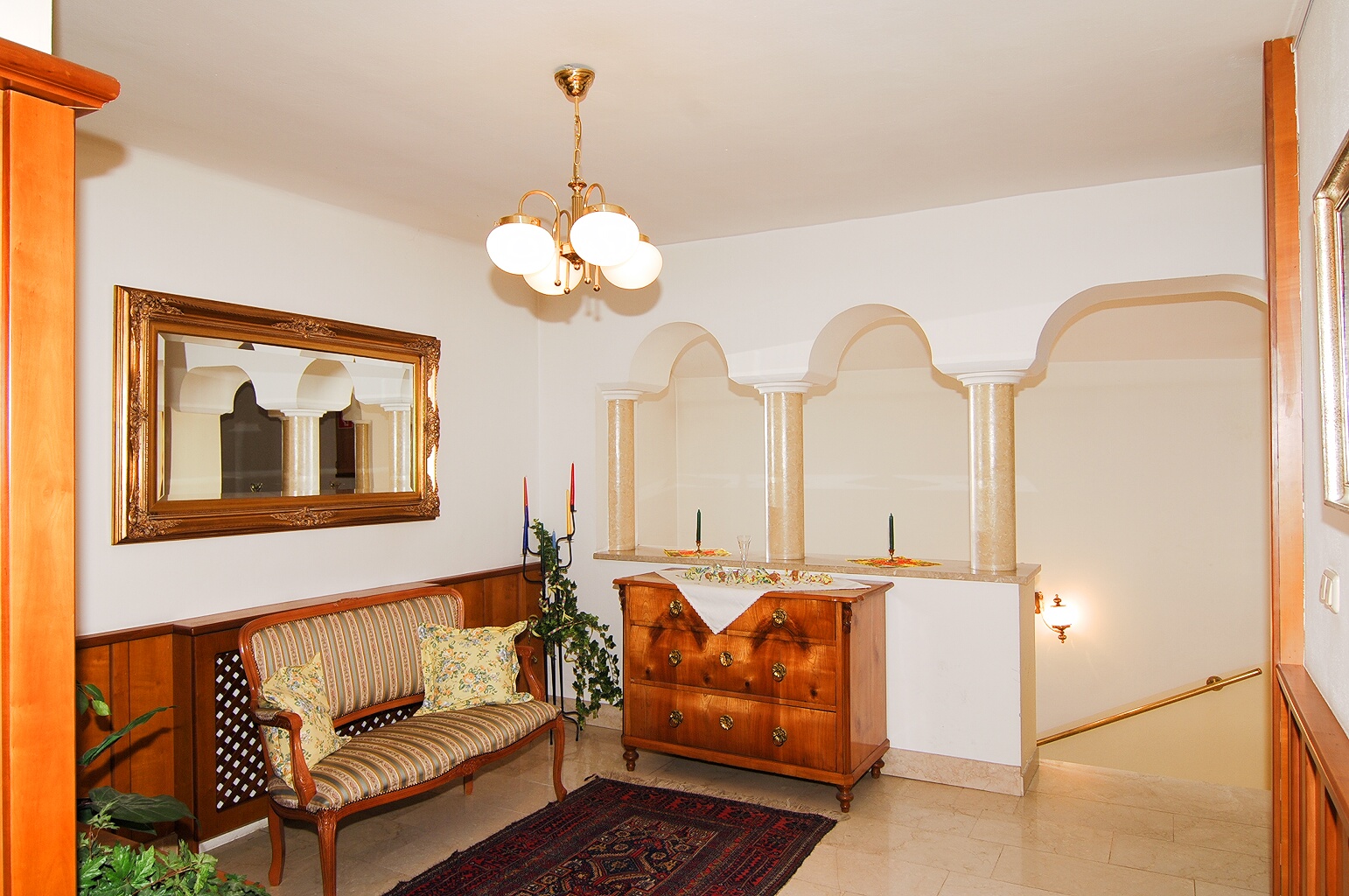 Lobby im ersten Stock des Biergasthof & Hotel Riedberg mit Sitzgelegenheit