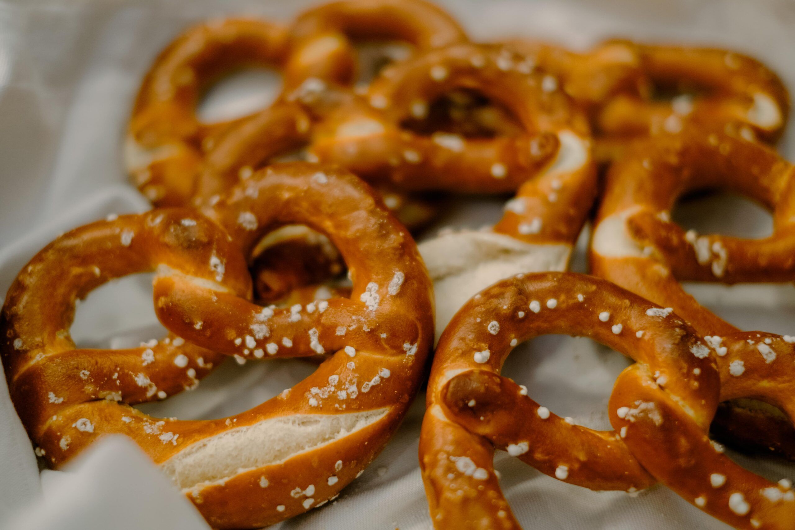 Frische Brezn bei einer Station des Rieder Bierbummels