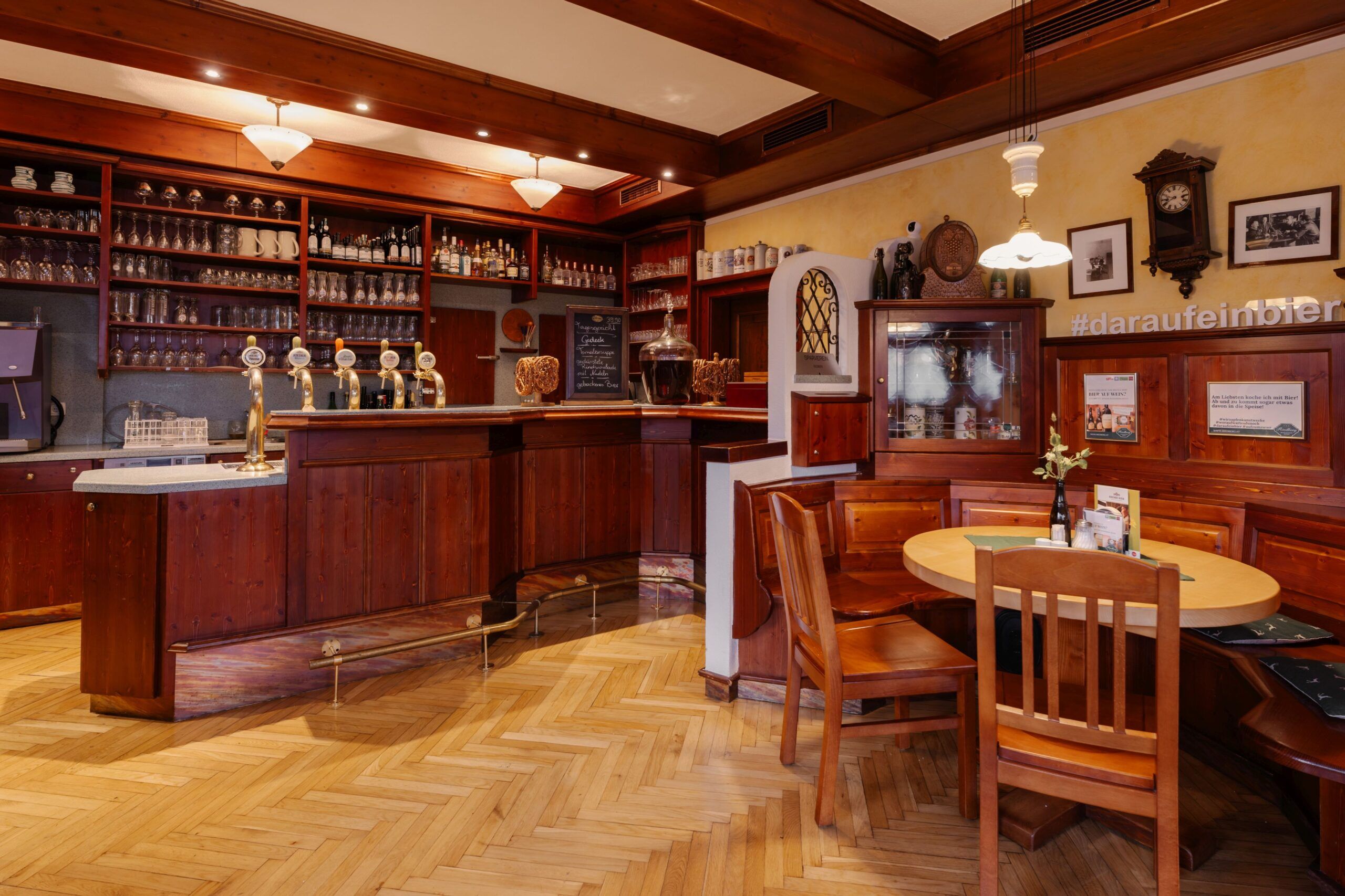 Gemütliche Bürgerstube im Biergasthof Riedberg mit gedeckten Tischen und Blick zur Schank; geeignet für Weihnachtsfeiern und Gruppen in Ried im Innkreis