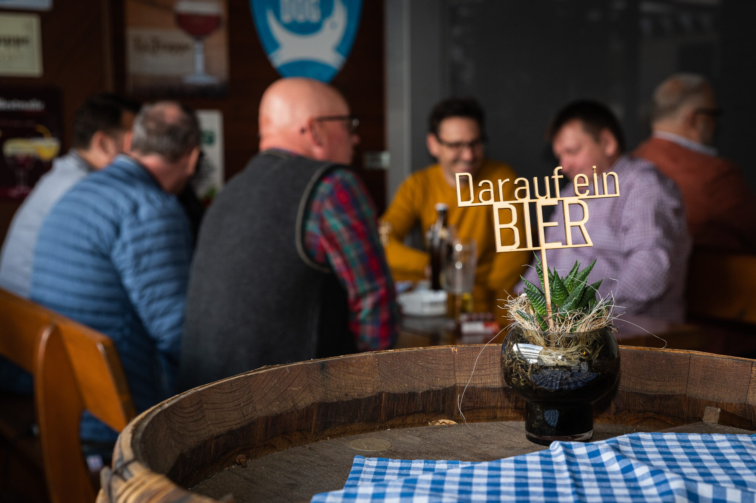 Gäste genießen gemeinsam einen geselligen Abend im Biergasthof Riedberg