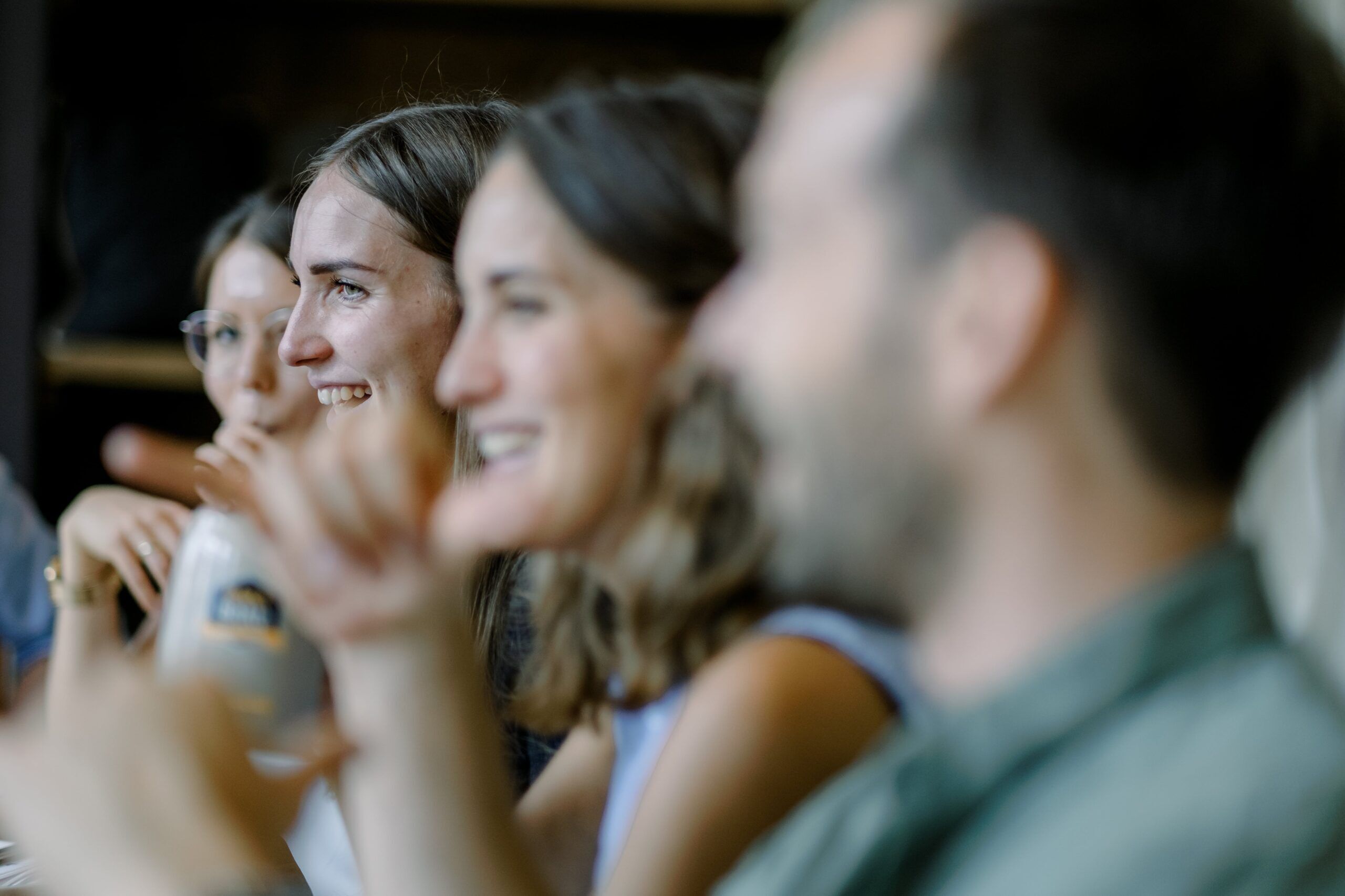 Gäste lachen und unterhalten sich bei einer Einkehr während des Rieder Bierbummels