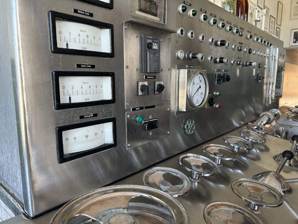 Sudhaussteuerung der Privatbrauerei Schnaitl mit einer Schaltpultoptik, die an ein Science-Fiction-Raumschiff der 1970er-Jahre erinnert.