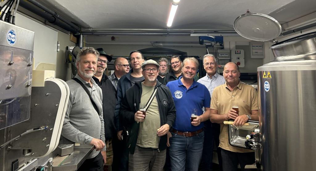 Braumeister Alex Pöllner präsentiert einen Krug frisch gezwickeltes Böhmisches Lager beim Besuch der Privatbrauerei Schnaitl in Gundertshausen. Die Verkostung im Lagerkeller gehörte zum Bierwochenende „Von Sudkessel zu Sudkessel“ vom 25. bis 27. September 2026 mit dem Biergasthof & Hotel Riedberg.