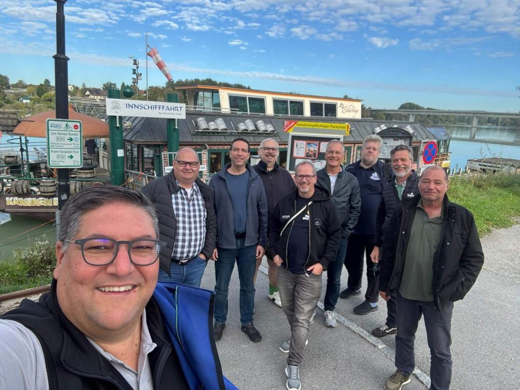 Gruppenselfie der Teilnehmer von „Von Sudkessel zu Sudkessel“ vor dem Boarding am schwimmenden Brauschiff in Schärding.