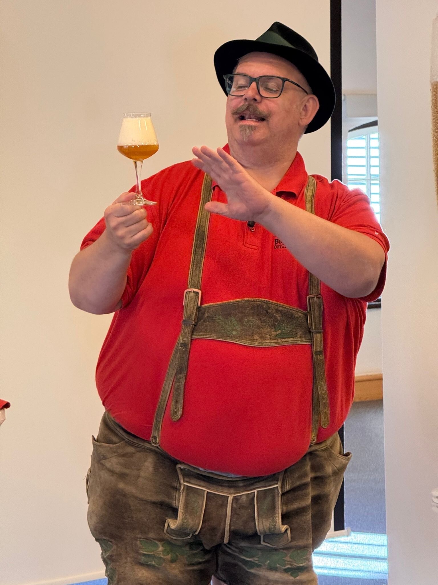 Diplom-Biersommelier Karl Zuser jun. präsentiert und verkostet ein Bier