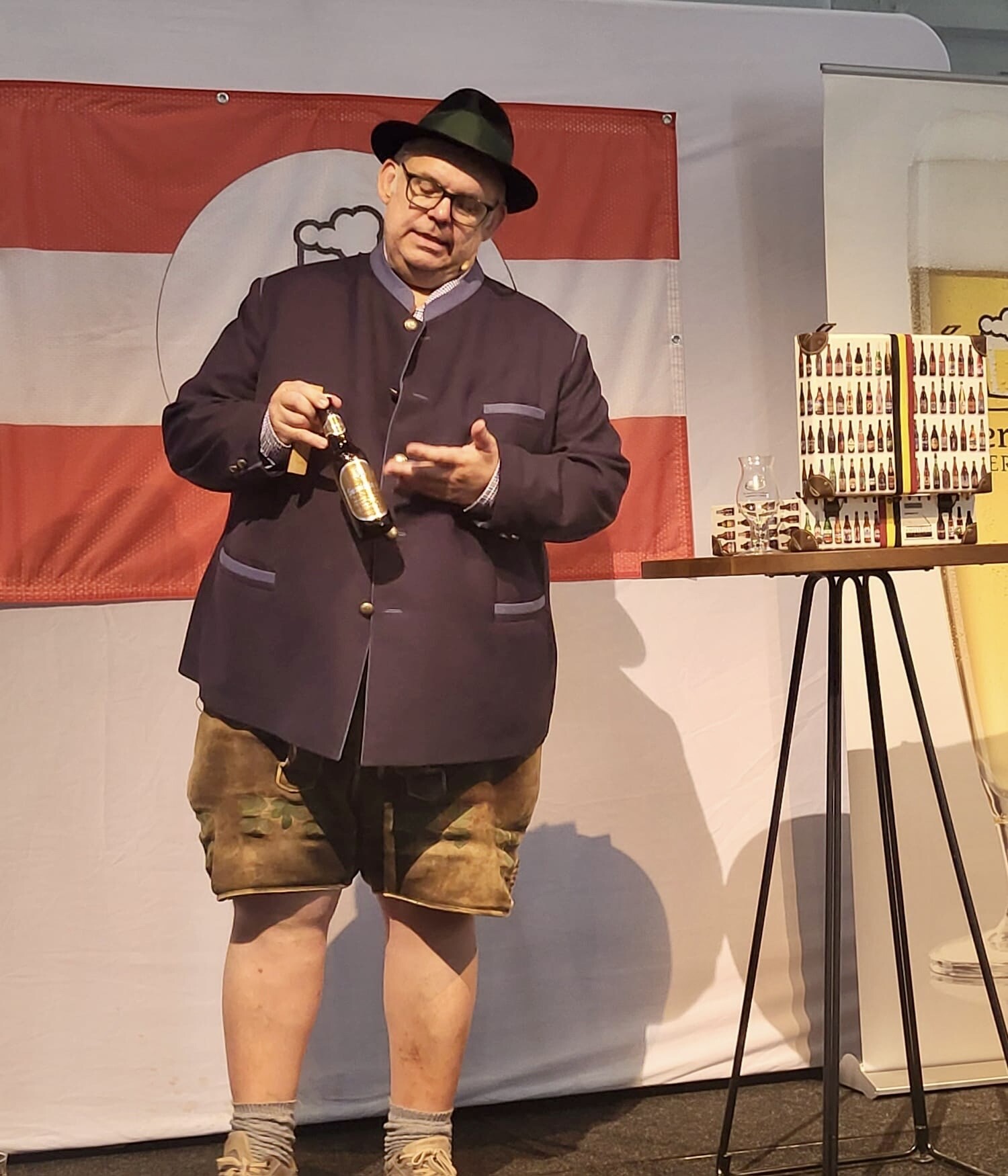 Diplom-Biersommelier Karl Zuser jun. bei einer Bierpräsentation auf der Bühne der Staatsmeisterschaft