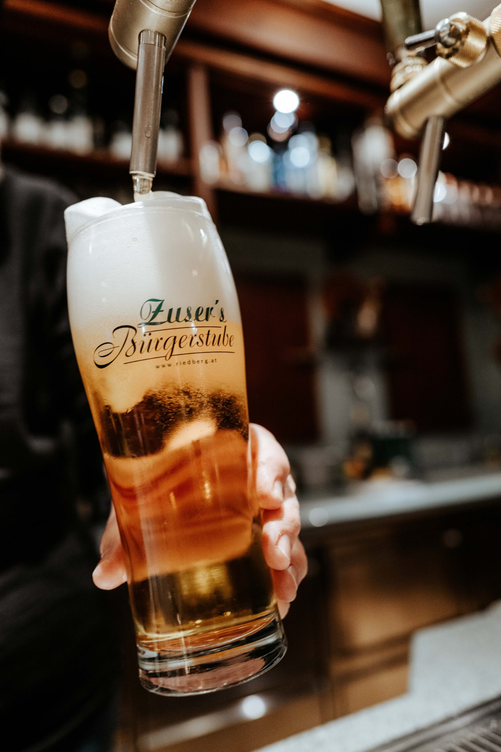Frisch gezapftes Bier mit stabiler Schaumkrone im Biergasthof Riedberg in Ried im Innkreis