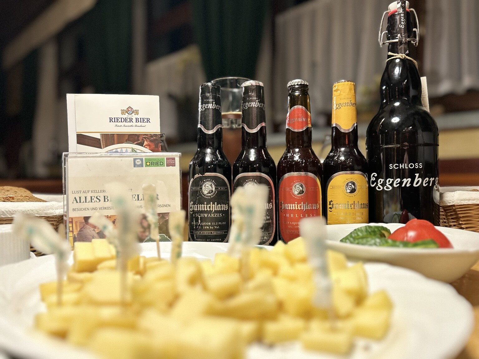 Verschiedene Biere und Käse bei einer Verkostung von Bier und Speisen