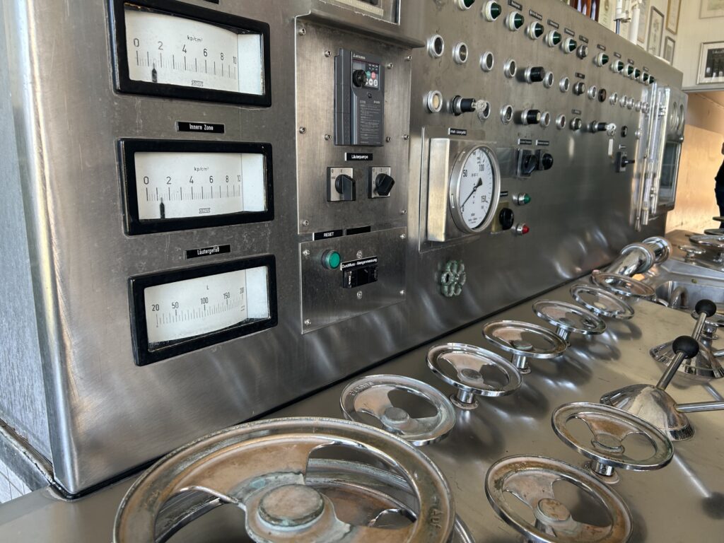 Sudhaussteuerung der Privatbrauerei Schnaitl mit analogen Anzeigen, Schaltern und zahlreichen Handrädern.