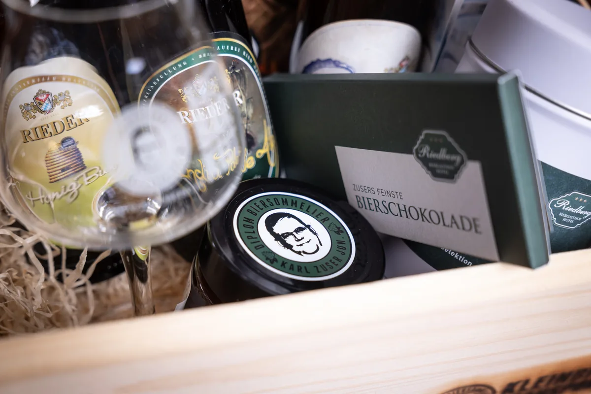 Verkostungsglas, Rieder Bier und Zusers feinste Bierschokolade im Biergeschenkkisterl